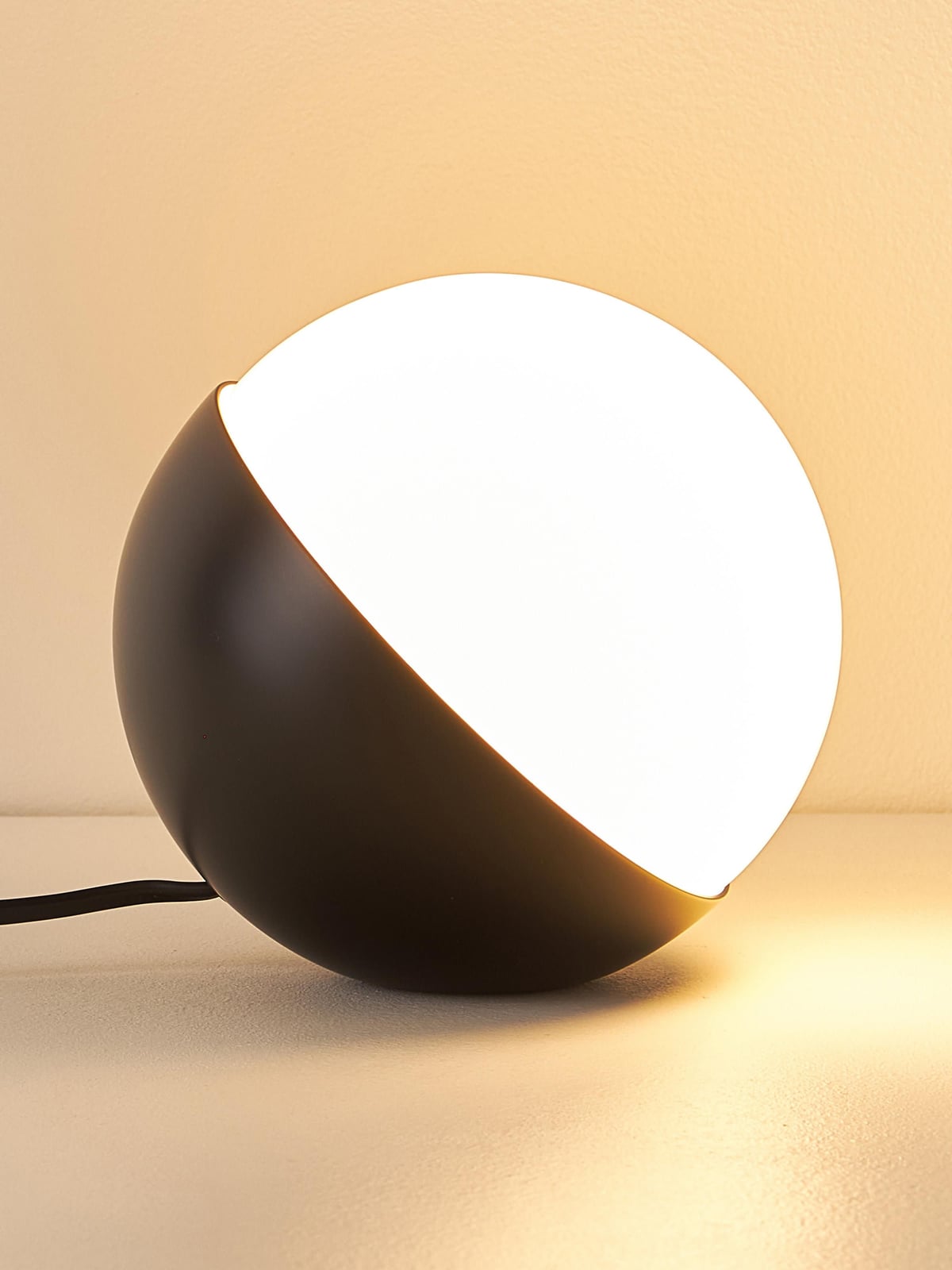 Kettleby Mouth-Blown Dimmable Table Lamp VL